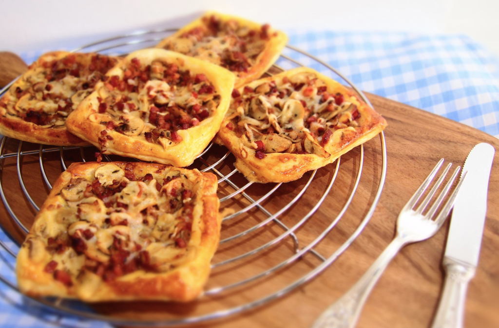 Champignon - Thymian - Speck Tartelettes, easy peasy Blätterteig ...